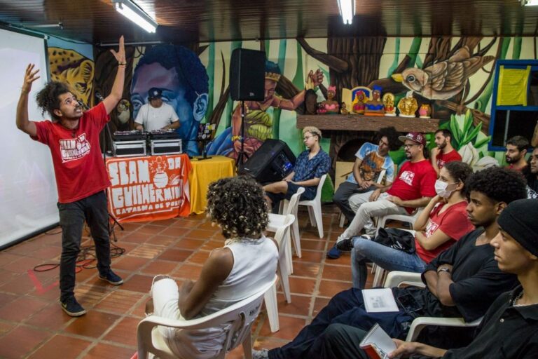 Poesia nas escolas: 8° edição do Slam Interescolar de SP está com inscrições abertas
