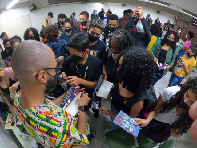 Escritor cria clube de leitura afrofuturista em escolas públicas da Brasilândia