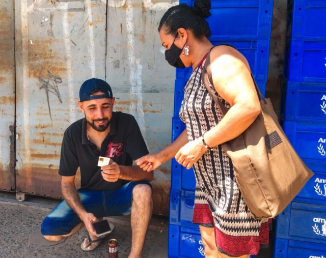 Diarista usa cartão com QR Code para divulgar canal de receitas na rua