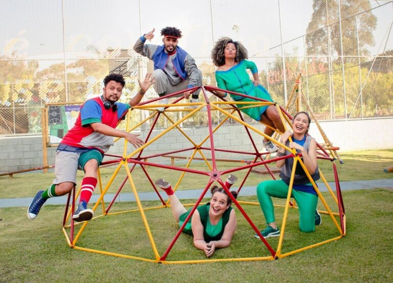 Grupo de teatro discute infância e funk em espaços culturais periféricos na zona sul de SP