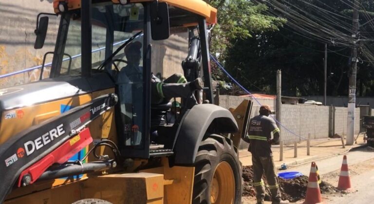 “Não fomos avisados”: obra da Sabesp gera caos na rotina de moradores do Jardim Aracati