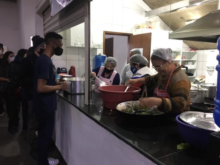 Rede Ubuntu de Cursinhos Populares oferece alimentação gratuita para estudantes na zona sul de São Paulo