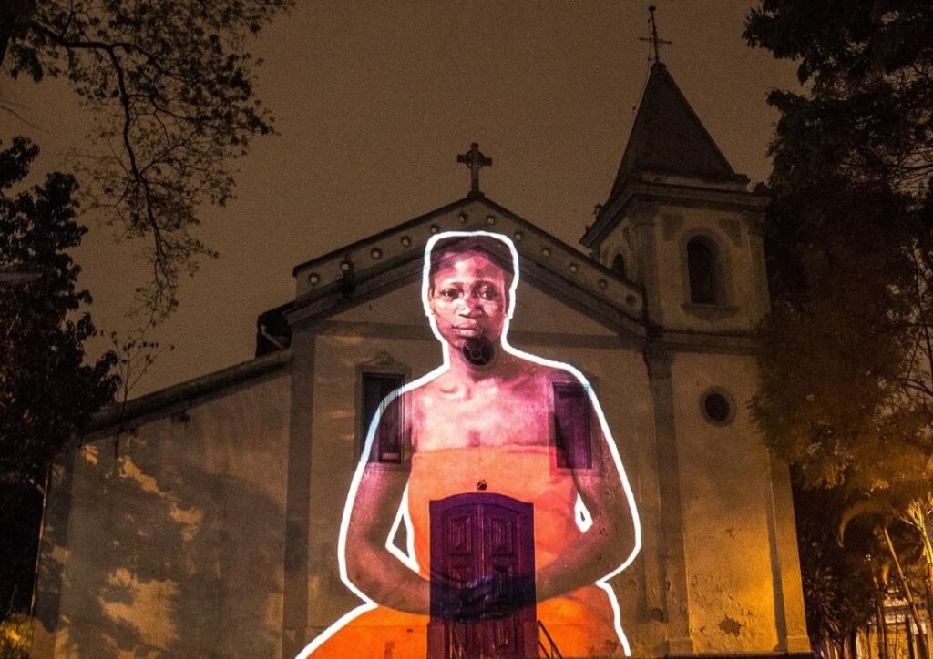 Projeção realizada pelo Coletivo Coletores homenageia a líder quilombola Tereza de Benguela. (Foto: Coletivo Coletores)
