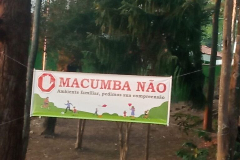 “Macumba não”: faixa expõe racismo religioso em praça na zona leste de São Paulo