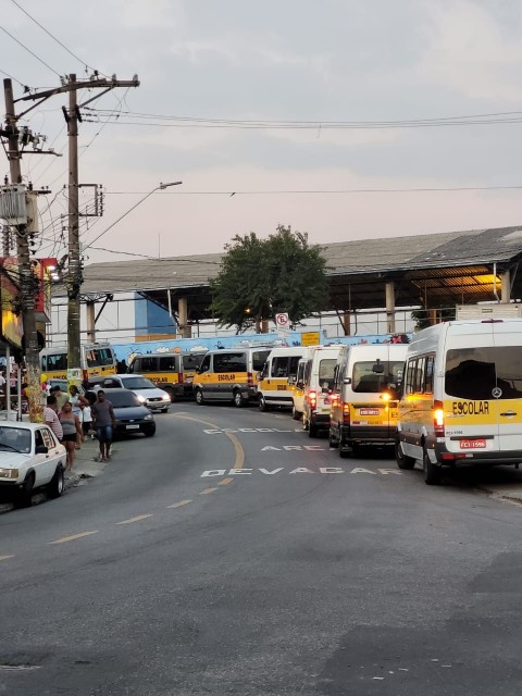 Guilhotina educacional: estuda quem pode, come quem trabalha