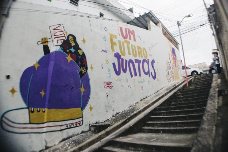 “Vote mulher”: Escadão no Capão Redondo ganha grafite que incentiva voto feminino