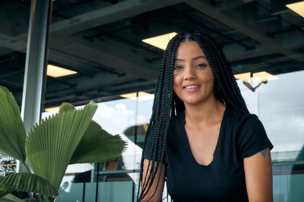 Karina Santana, professora de inglês e fundadora do “Karina, Me Ensina”. Foto: Divulgação.