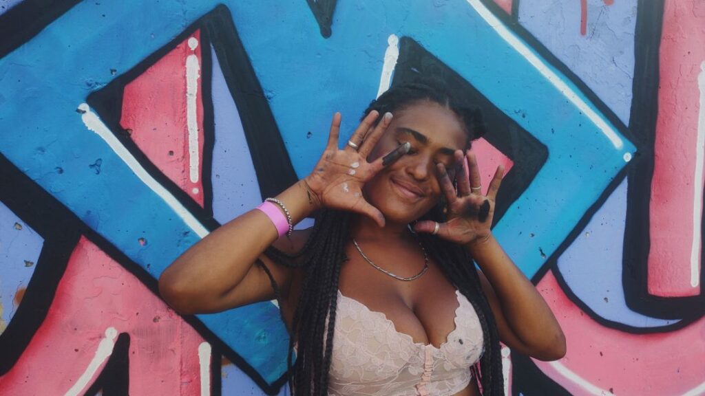 Grafiteira Miranda, moradora de Embu das Artes, região metropolitana de São Paulo, no 20º Grapixurra das Minas, realizado em janeiro de 2023, que aconteceu em Ermelino Matarazzo, zona leste de São Paulo. Foto: Samara da Silva