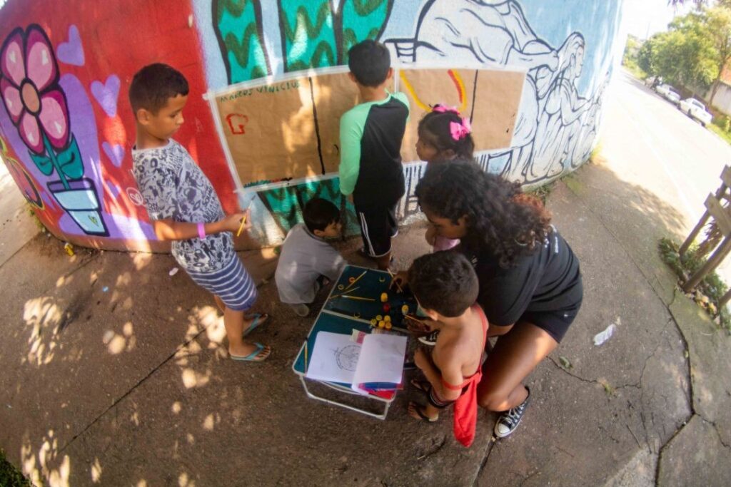 Atividade para as crianças durante o 20º Grapixurra das Minas, que aconteceu em janeiro de 2023, em Ermelino Matarazzo, zona leste de São Paulo. Foto: Cristiane Evangelista
