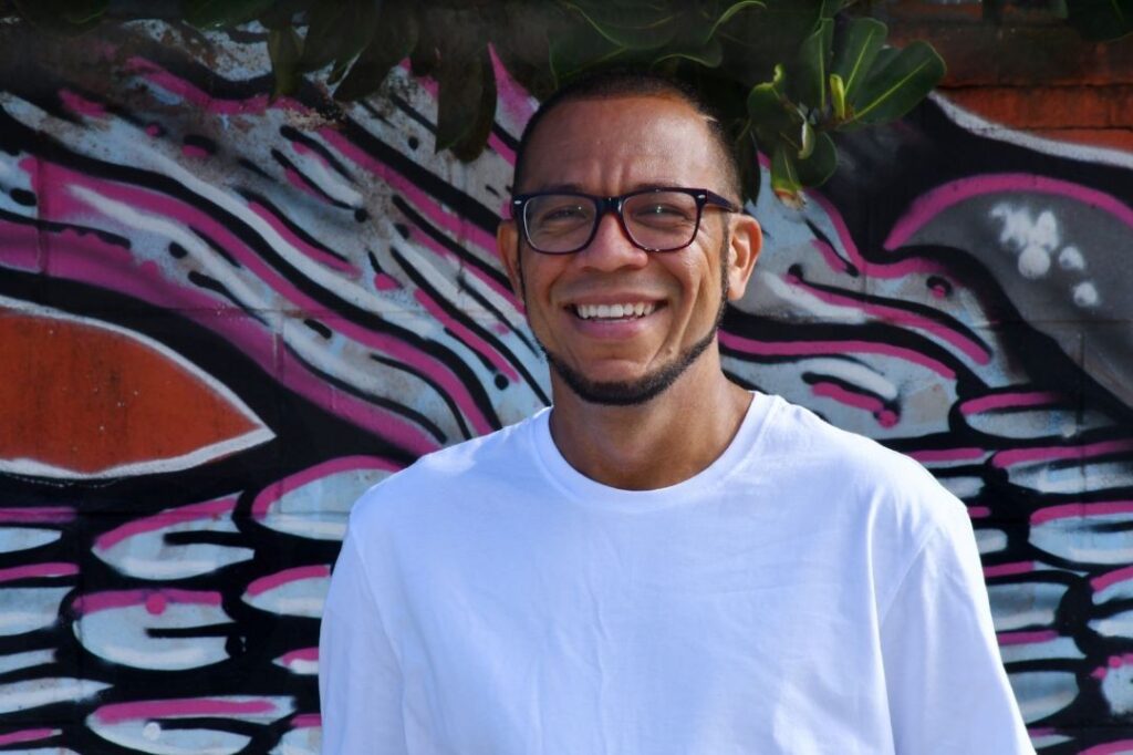 Escritor e poeta Michel Yakini-Iman. Foto: Divulgação