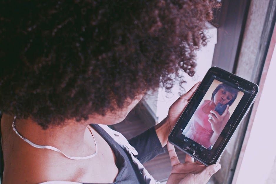 Piadas racistas afetam mulheres negras que lidam com uma série de desafios para cuidar do cabelo afro. (Foto: Flávia Santos)
