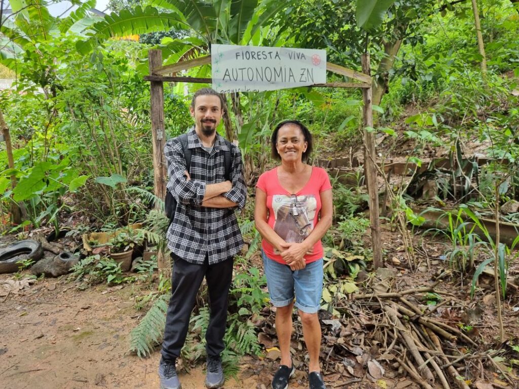 Lincohn e dona Julia apresentando a Floresta Autonomia ZN (foto: Viviane Lima)