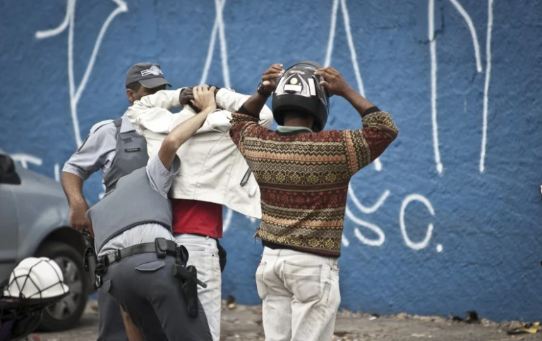 “A gente vive hostilizado”: violência policial impede morador da periferia de acreditar na descriminalização da maconha