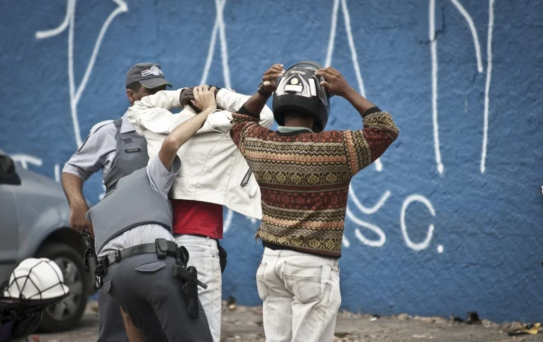 Jovem negros passam por abordagem policial em frente à escola pública da periferia de São Paulo. (Foto: Marcelo Camargo/Agência Brasil)