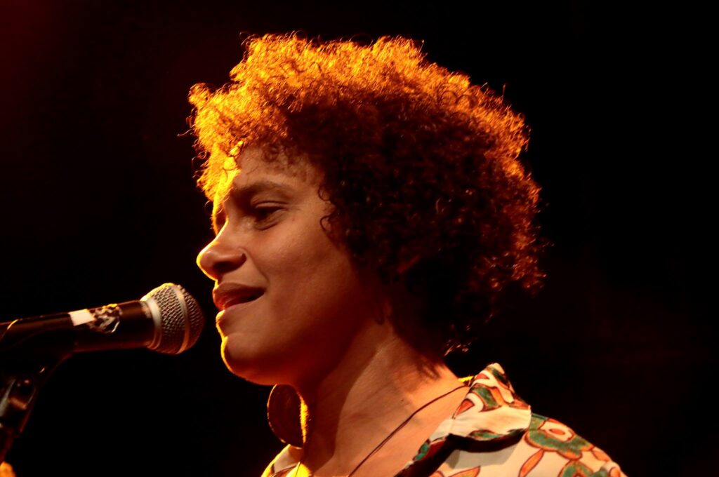 Há 12 anos, Dêssa Souza, atua no território do Campo Limpo, como multiartista independente. (Foto: Foto João Claudio de Sena)