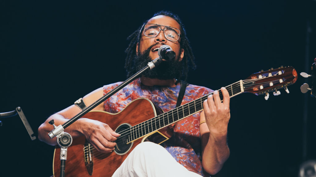 Foto de Aloysio Letra tocando violão e cantgando