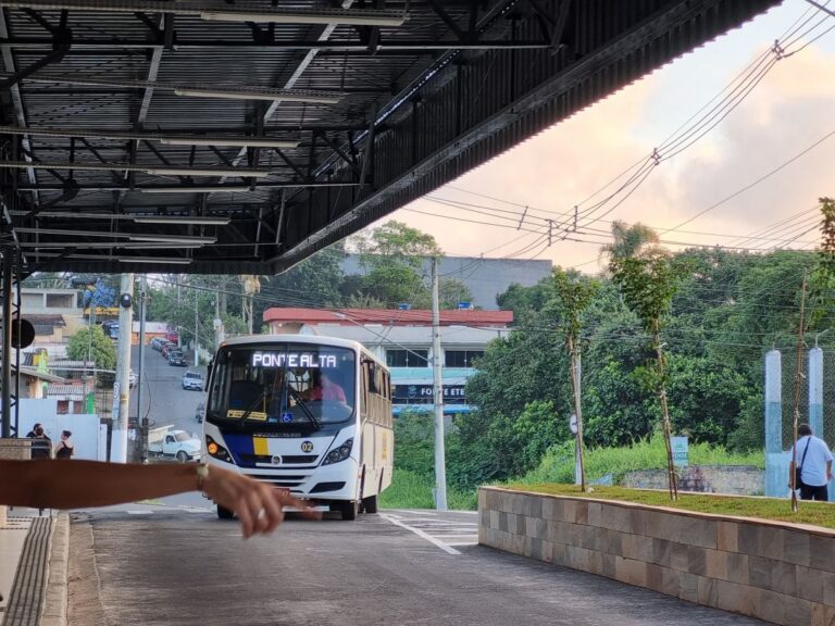 Problemas no transporte público dificultam a mobilidade de moradores em Mambu, no Marsilac