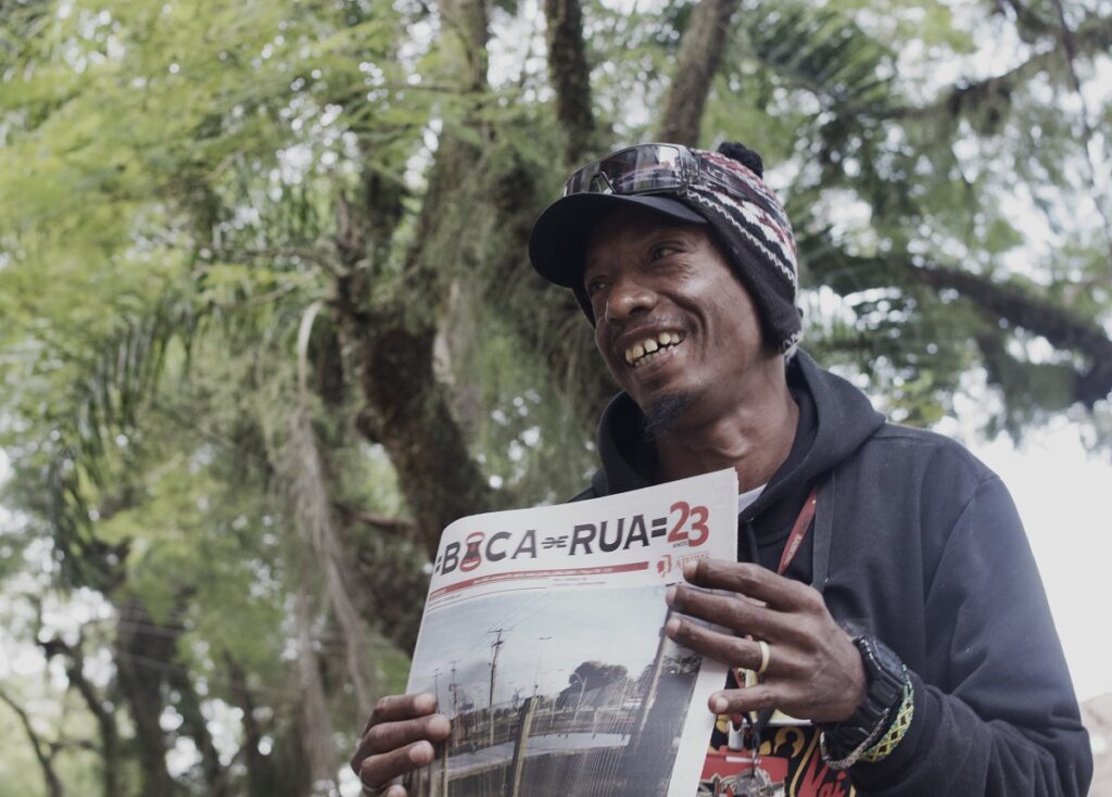 Comunicadores transformam cotidiano da população de rua de Porto Alegre em narrativas jornalísticas que fiscalizam políticas públicas na capital gaúcha. (Foto: Anna Ortega/Nonada Jornalismo)