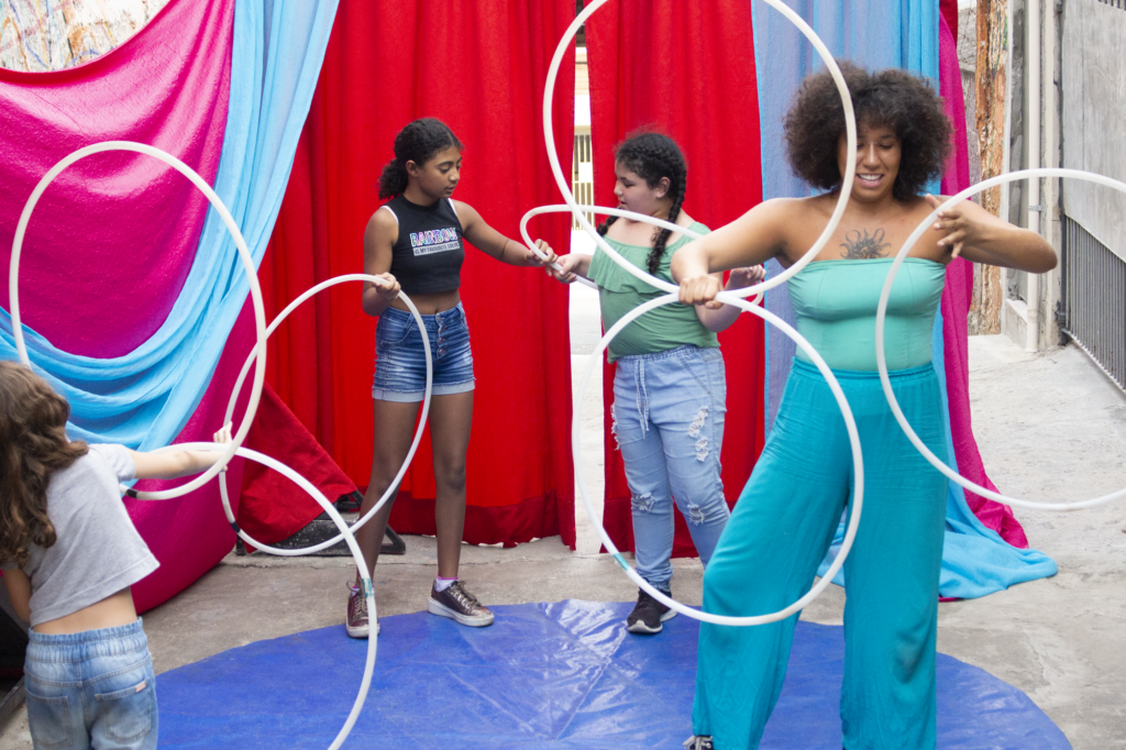 Atividade do Circo de Québra com as crianças no Jardim São Luís. Foto: Franciele Ladislau, aluna do Você Repórter da Periferia/Setembro 2023.