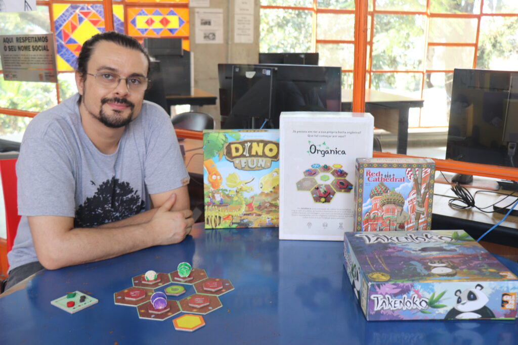 Bruno Maranho na Biblioteca Padre José de Anchieta em Perus. Foto: Hellen Novais, aluna do Você Repórter da Periferia/Setembro 2023.