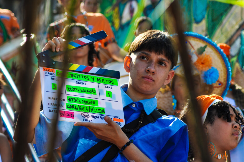 Diretora Vitoria Guilhermina durante as gravações do documentário. Foto de Nathalia Ract.