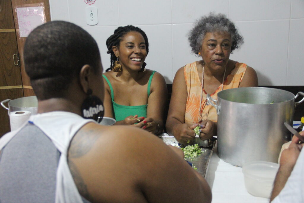 Pessoas reunidas na cozinha da Casa Ilera. Foto: Andreza Vieira, aluna do Você Repórter da Periferia/Outubro 2023.