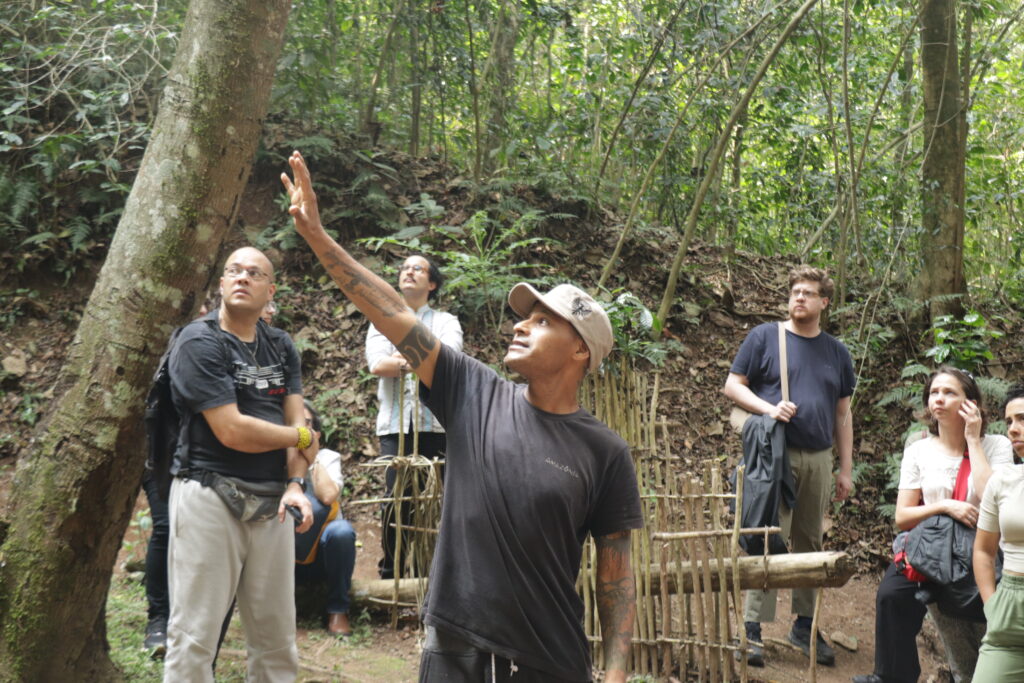 Jurandir Karai Jekupe, indígena Guarani Mbya e educador, durante uma aula para os não indigenas, chamados de juruás. Foto: Ruan Henrique, aluno do Você Repórter da Periferia/Setembro 2023.