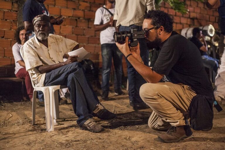 “Muitas vezes isso não vai chegar na periferia”, diz cineasta sobre projeto de lei que regulamenta exibição de filmes nacionais