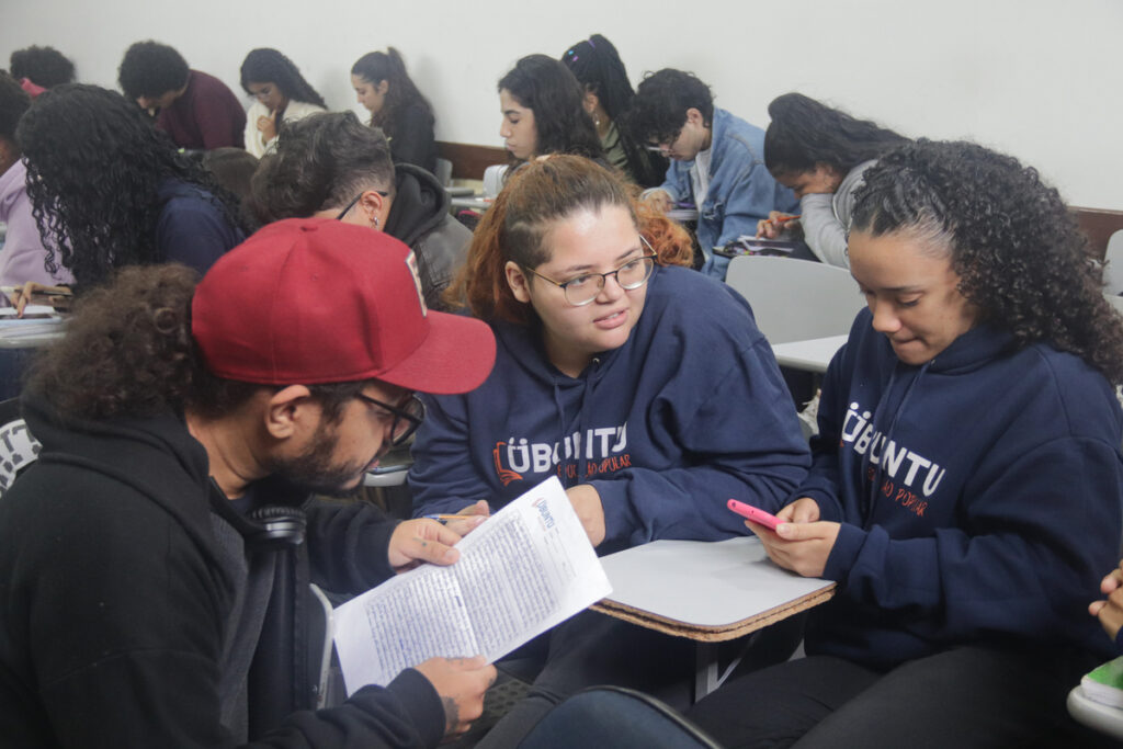 Estudantes da Rede Ubunto do polo Santo Dias em sala de aul. Foto: Jéssica Calheiros, aluna do Você Repórter da Periferia/Outubro 2023.