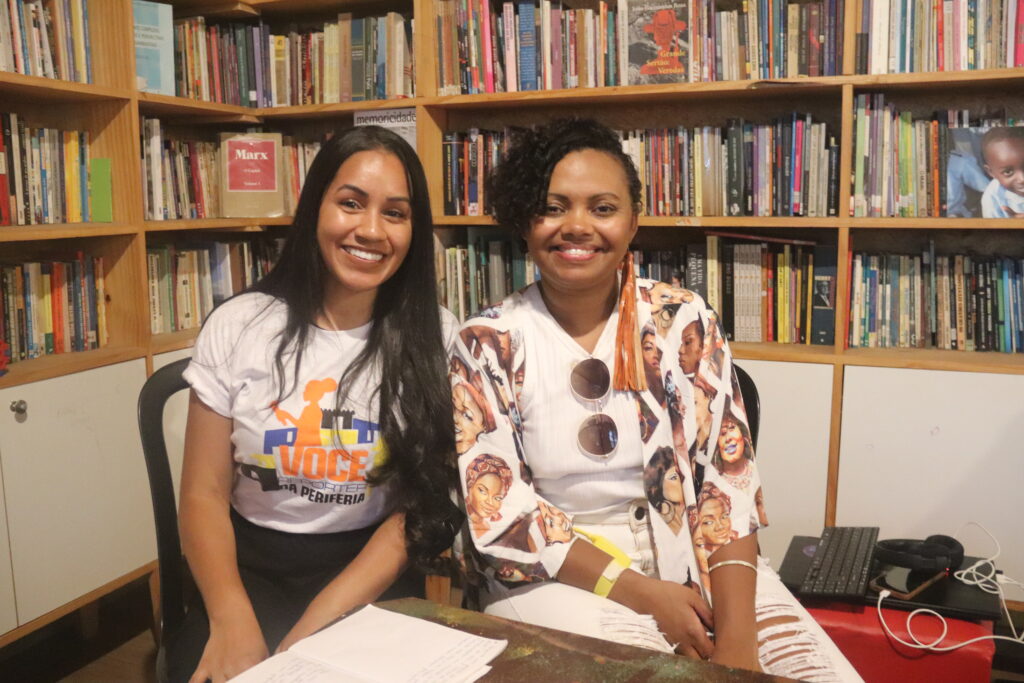 À esquerda Franciele Ladislau, aluna da 7ª edição do VCRP, a direita Adriana Barbosa, empreendedora e fundadora da Feira Preta. Foto: Rebeca Ramos, aluna do Você Repórter da Periferia/Novembro2023.
