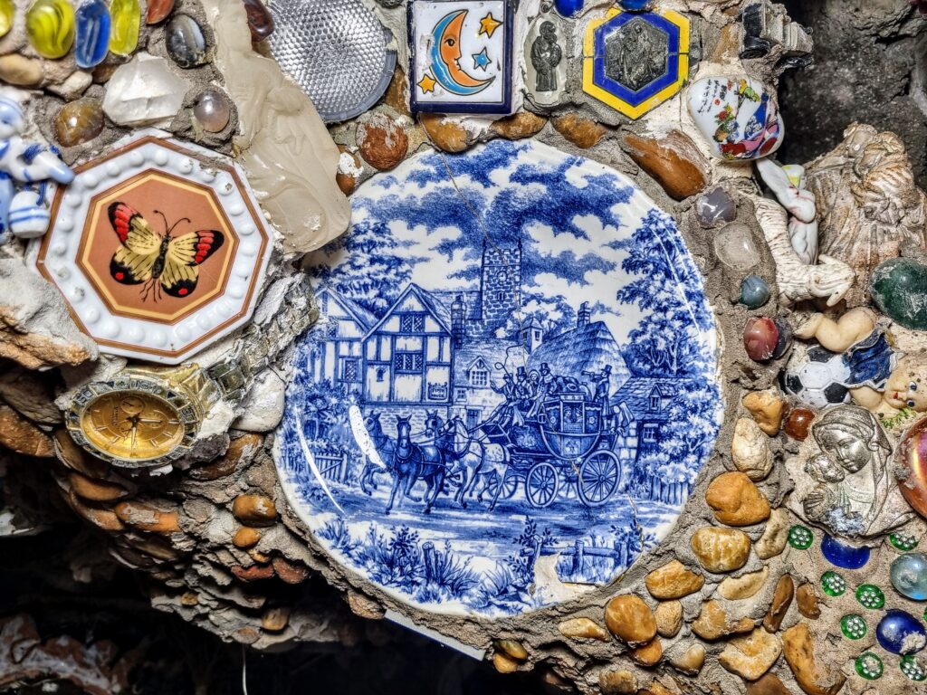 O artista diz que esse prato de porcelana azul foi o primeiro objeto a ser fixado na estrutura do Castelinho.