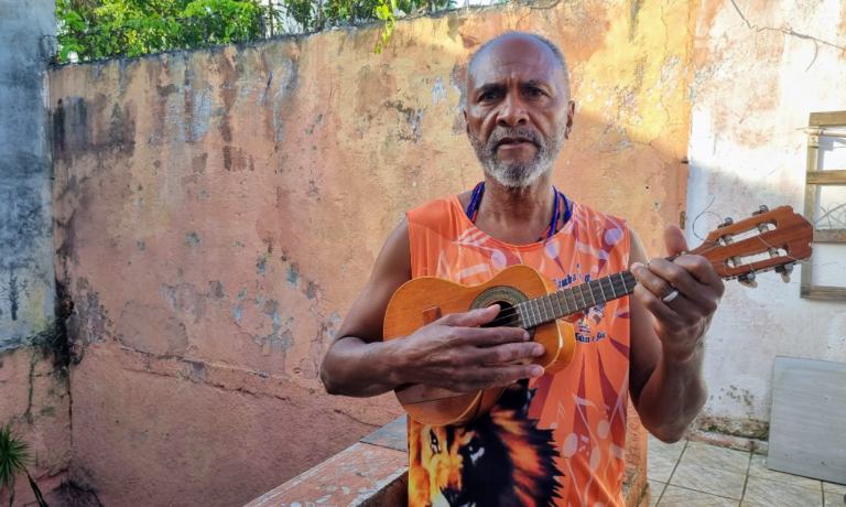 Homenageado em cordão carnavalesco, Elisbão do Cavaco relembra trajetória no samba