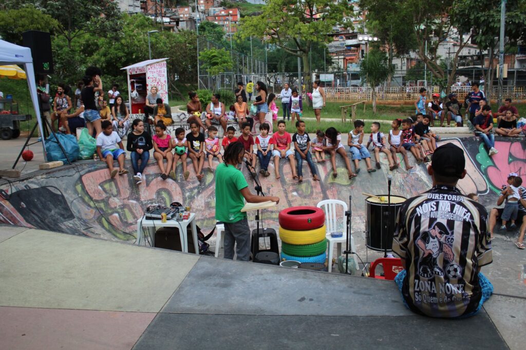 Iniciativa ocupa espaço público na Brasilândia através do samba