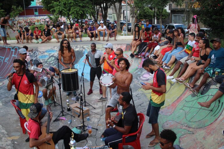 Iniciativa ocupa espaço público na Brasilândia através do samba
