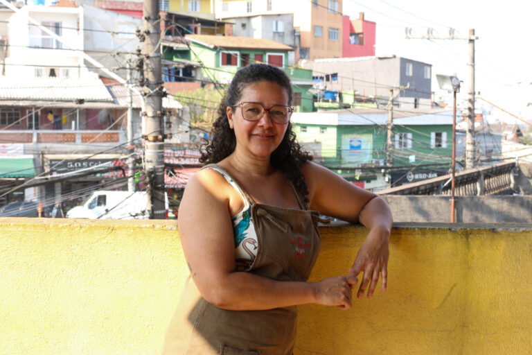 “Não tenho que pegar trânsito”: fotógrafa celebra o fato de ir andando ao trabalho