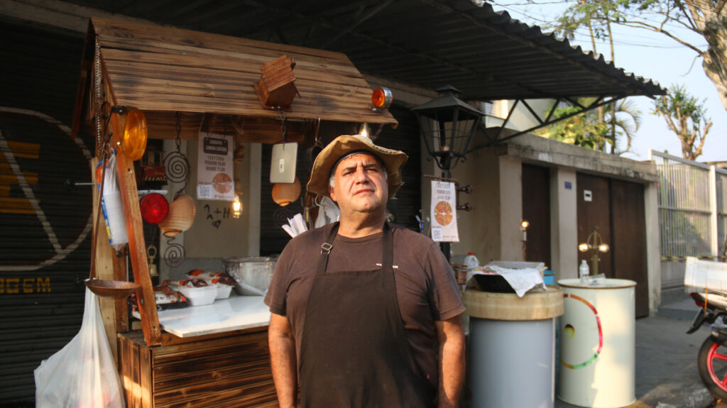 José Geraldo Pereira, 55 anos, atua como empreendedor de gastronomia na Vila Império, zona sul de São Paulo. Foto: Ana Vitória.