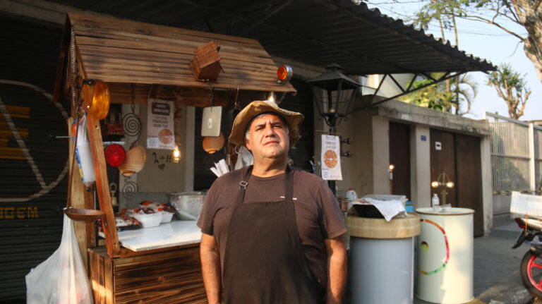 Empreendedor mistura samba com yakisoba e frutos do mar para surpreender o paladar de moradores da Vila Império