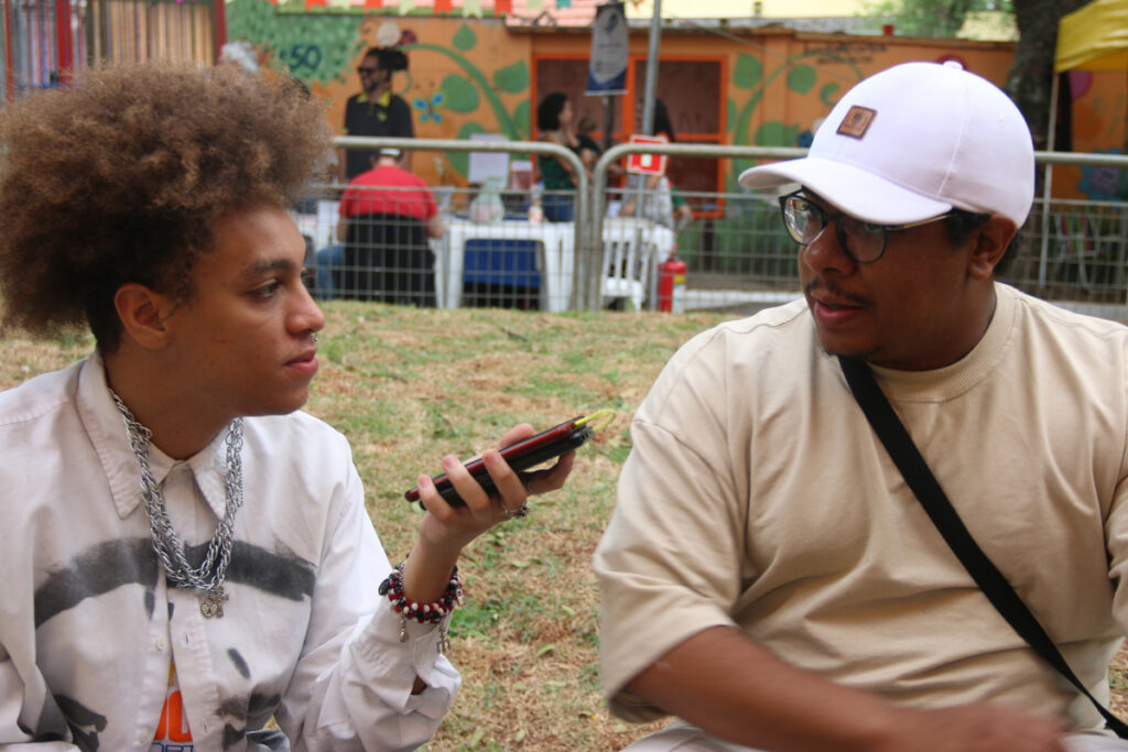 Lucas Patrick, jovem da 8ª edição do VCRP ao lado do empreendedor, Pedro Júnior. Foto: Luau Queiroz (Setembro 2024).