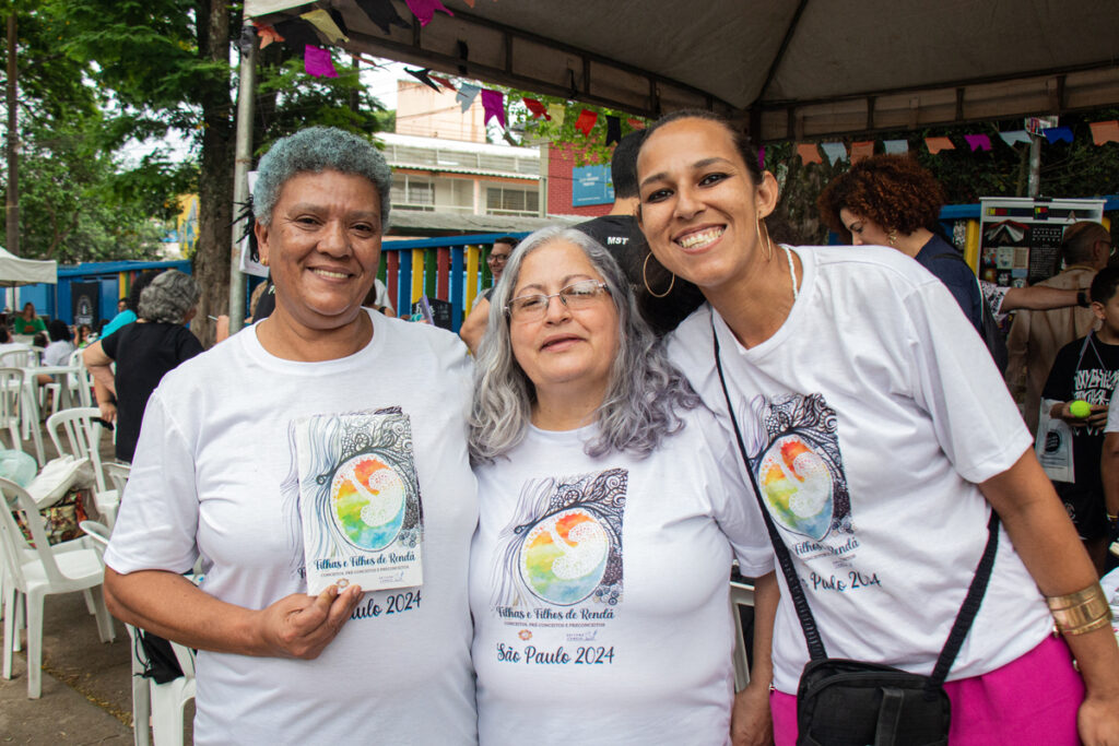 Integrantes do projeto Mulher Rendá participam da Feira Literária da Zona Sul, na Praça do Campo Limpo. Foto: Nicolas Santos, jovem da 8ª edição do Você Repórter da Periferia (Setembro de 2024).