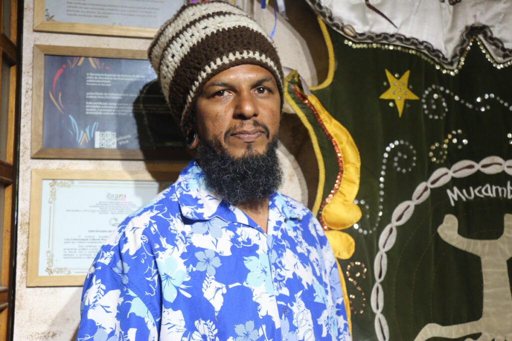 Adalcir Vieira é um dos fundadores do coletivo de maracatu Mucambos de Raiz Nagô, que atua com crianças no distrito de Jabaquara, zona sul de São Paulo. Foto: Sthefani Neves.