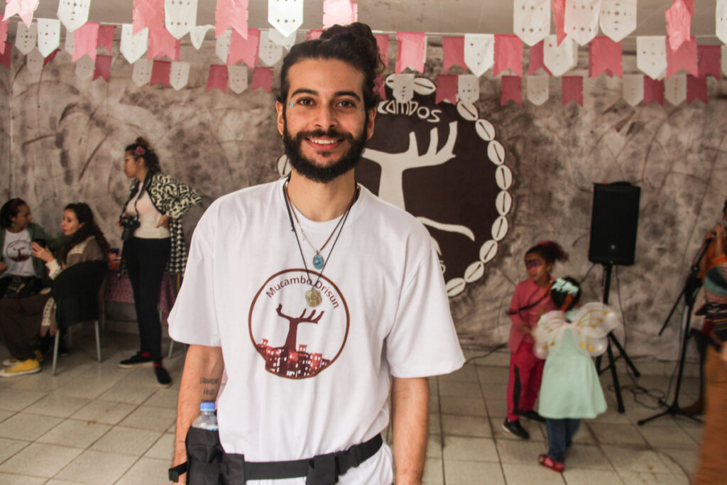 O psicólogo Matheus Barbosa atua como arte educador nos projetos do coletivo Mucambos de Raiz Nagô. Foto: Zaya da Silva.