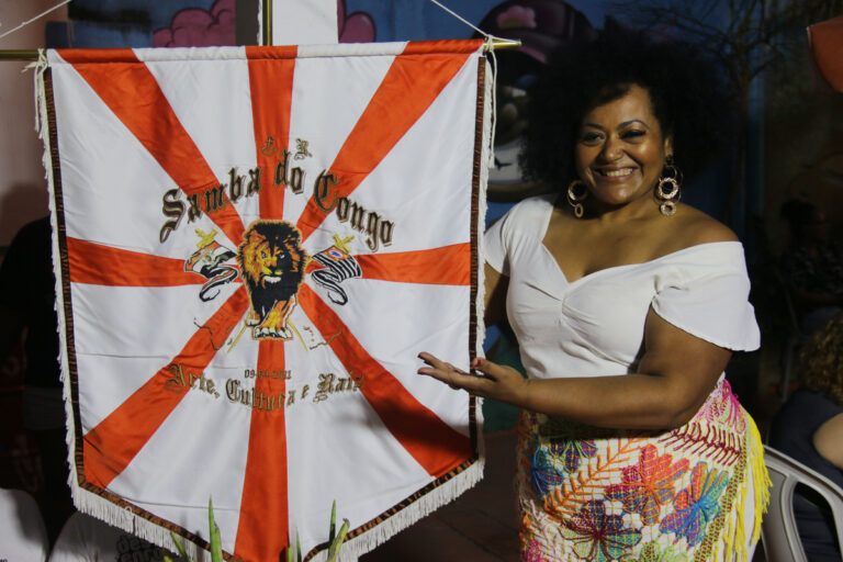 “Carregar o pavilhão de uma comunidade de samba é muita responsabilidade”, diz porta-estandarte da comunidade Samba do Congo