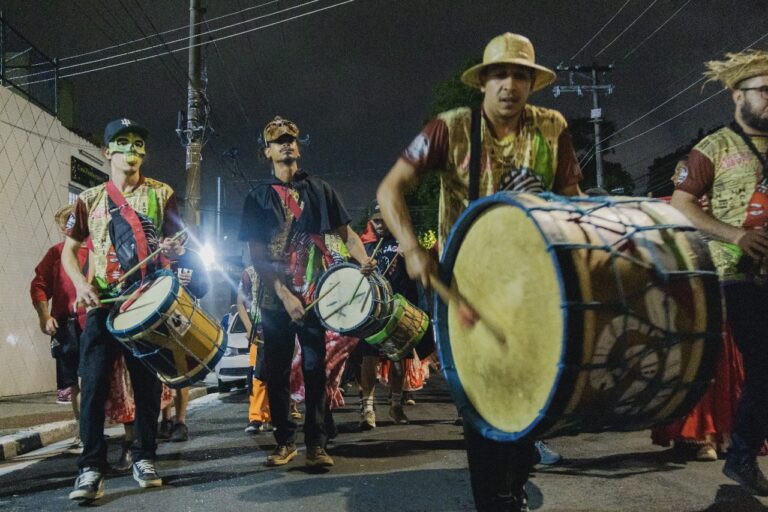 Cordão Sucatas Ambulantes mantém viva a tradição do samba de bumbo em Itaquera