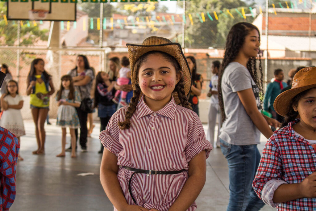 Do jeitinho que a tradição pede: trancinhas no cabelo, chapeú e pintinha. Fotos - Juh na Várzea
