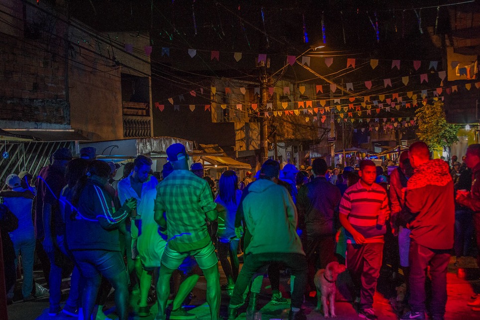 Clima de festa na quebrada! Bandeirinhas no alto, cheiro de milho no ar e aquele som de forró misturado com funk. Fotos - Juh na Várzea
