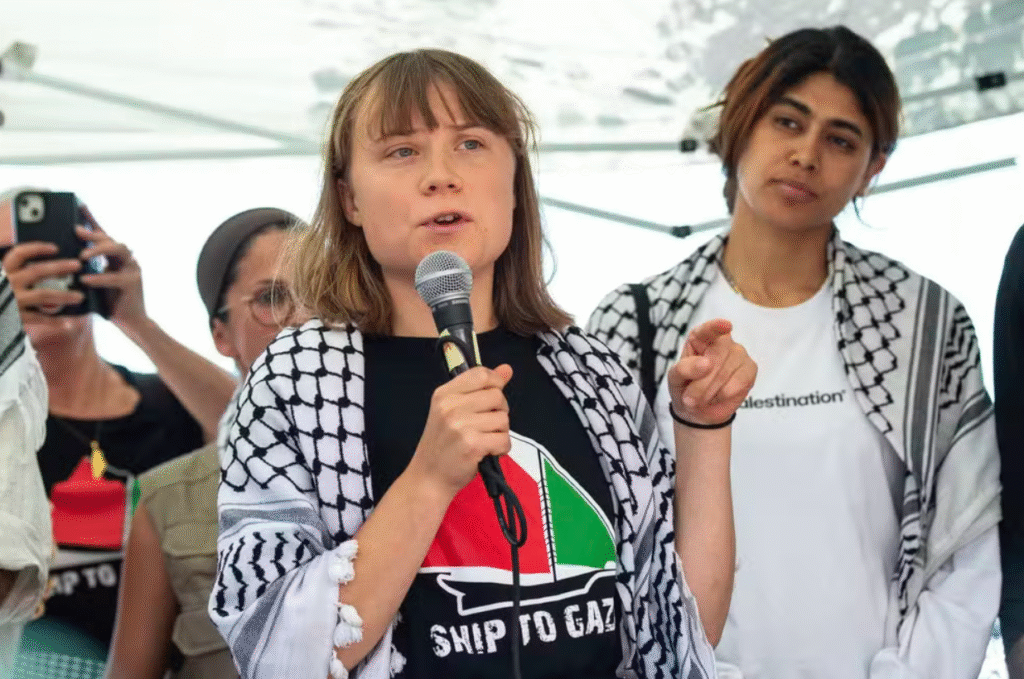 Greta Thunberg, famosa ativista ambiental sueca de 23 anos, uma das tripulantes do veleiro da Coalizão da Flotilha da Liberdade - Salvatore Cavalli/AP Photo