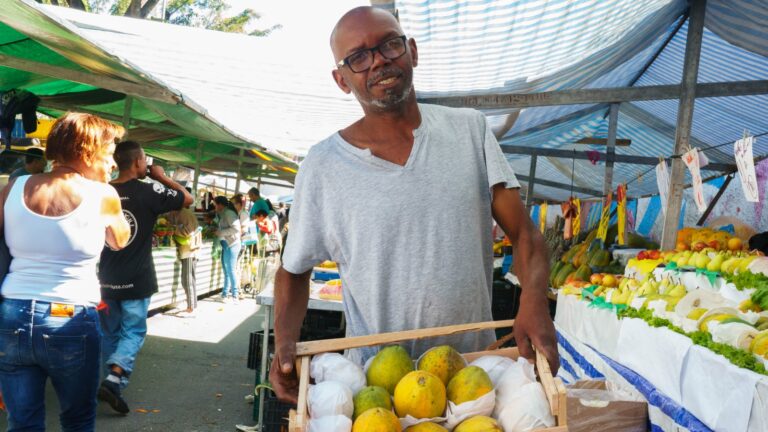 “A feira fez de mim uma pessoa melhor”: trabalhadores falam sobre feiras livres como espaço de geração de renda e coletividade