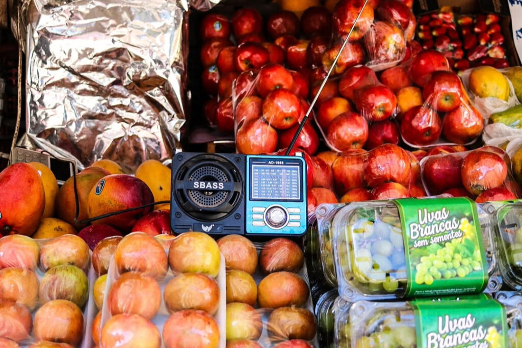 A colunista Juh na Várzea analisa como o aumento no preço dos alimentos prejudica quem mora na quebrada.