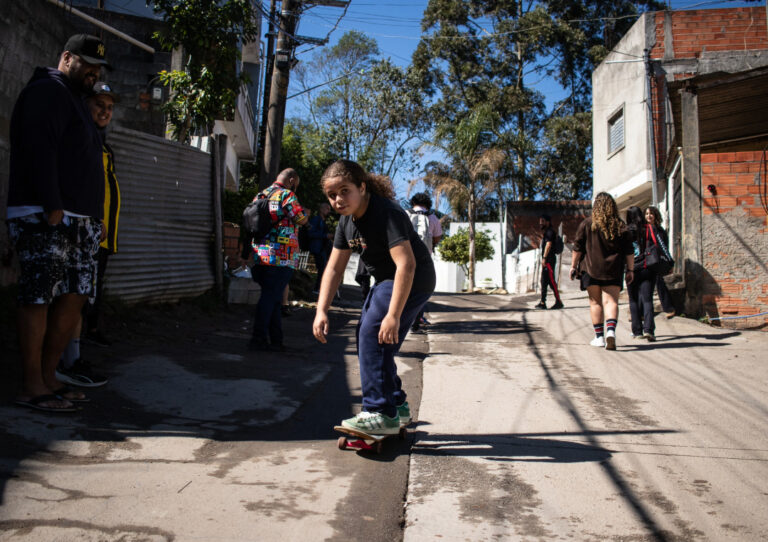 Direito ao brincar: a criatividade que desafia a falta de espaços