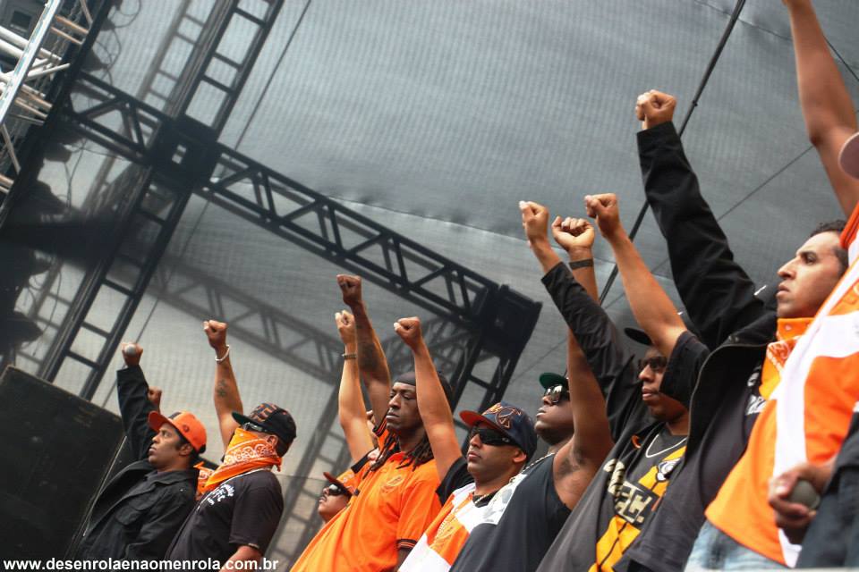 Registro feito por Thais Siqueira e Ronaldo Matos, cofundadores do Desenrola, durante o show dos Racionais Mc's na Virada Cultural, em maio de 2013.